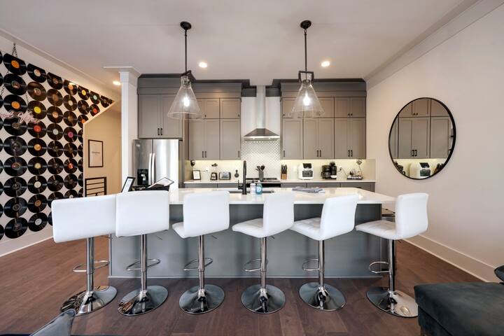 Sleeps 13! 3 Story Nashville Getaway Near Downtown gallery image 4