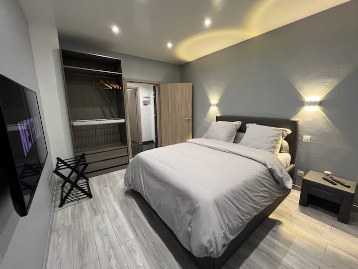 Chumba chenye mwanga na chumba 1 cha kuvaa, meza 2 za kando ya kitanda, uchaga 1 wa mizigo, plagi 2 na vikwaruzo 2 vya ukuta chini ya 
kitanda (kitanda cha mtoto cha safari kinapatikana ukitoa ombi)