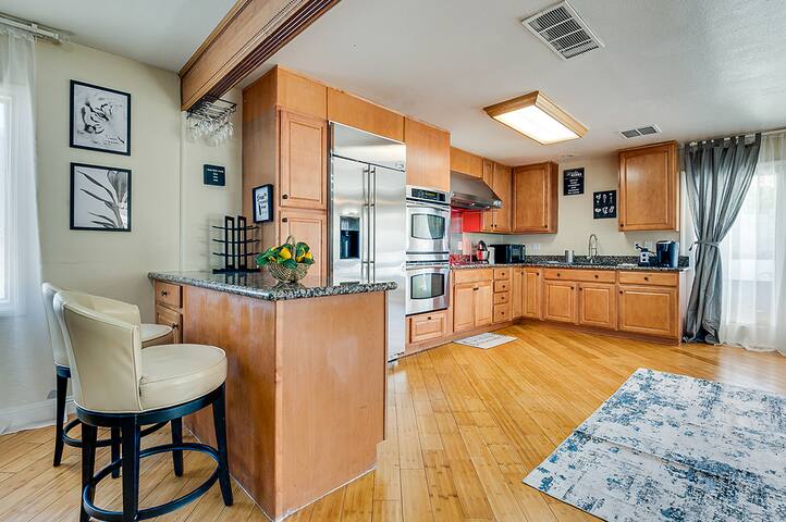 Beautiful house 10min Downtown,Pool,Hot Tub! gallery image 5