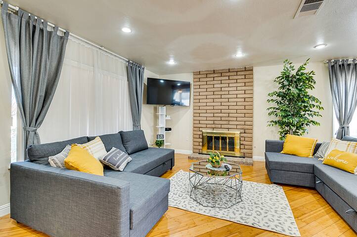 Beautiful house 10min Downtown,Pool,Hot Tub! gallery image 3