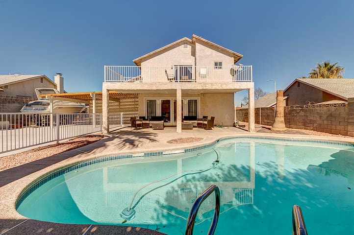 Beautiful house 10min Downtown,Pool,Hot Tub!