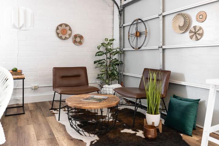Stylish Casita W/kitchenette, Workspace & Firepit - Tempe, AZ