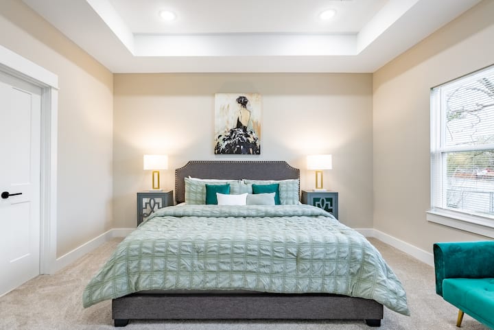 ห้องนอนใหญ่พร้อมเตียงคิงไซส์ 