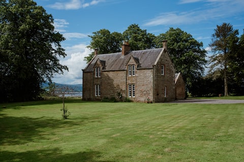 Stylish Highland farmhouse with eco hot tub!