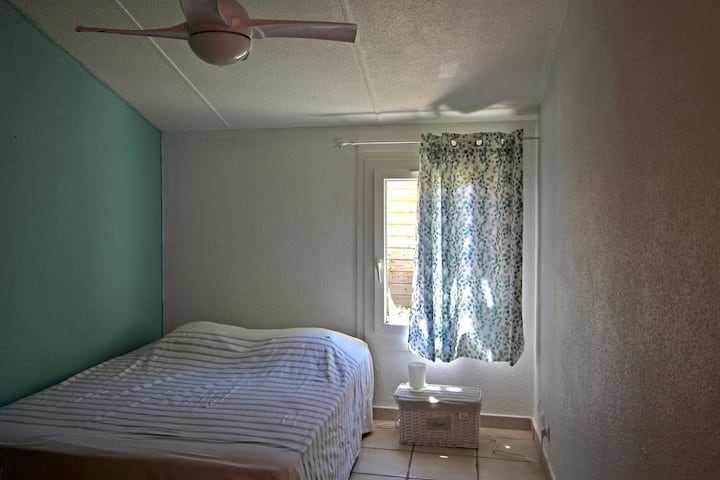 Chumba cha kulala cha bluu kilicho na kitanda cha-140