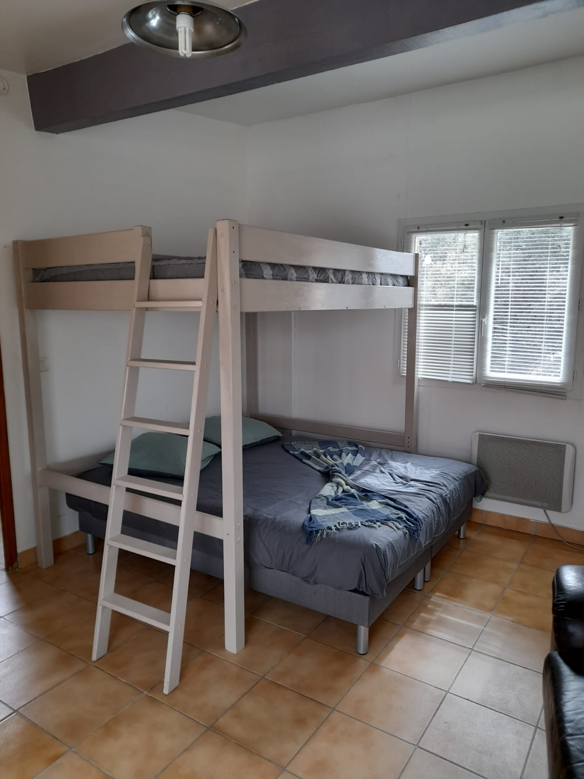 เตียงขนาดใหญ่ 2 ที่ + เตียงสองชั้น 2 ที่