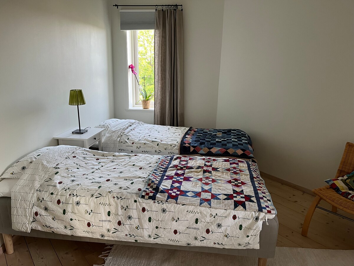 Спална соба 2, со двоен кревет (180 см) кој може да се подели и на два единечни кревета