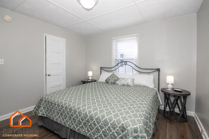 Glavna spavaća soba s bračnim krevetom ima jastučić od memorijske pjene. 34" Smart TV za streaming. Ormar s dodatnim vješalicama i stalkom za prtljagu. Sjenila za zamračivanje prostorije i aparat za bijelu buku omogućuju vam spavanje bez obzira na doba dana. 