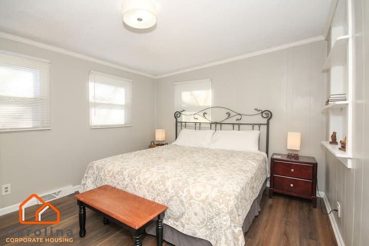 Bračni krevet (180x200). Veliko ogledalo u punoj veličini na vratima ormara i dodatnim vješalicama. 