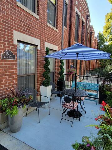 Amazing Townhome 3/2, Lincoln Park, Entire home! gallery image 4