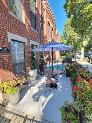 Amazing Townhome 3/2, Lincoln Park, Entire home! gallery image 3