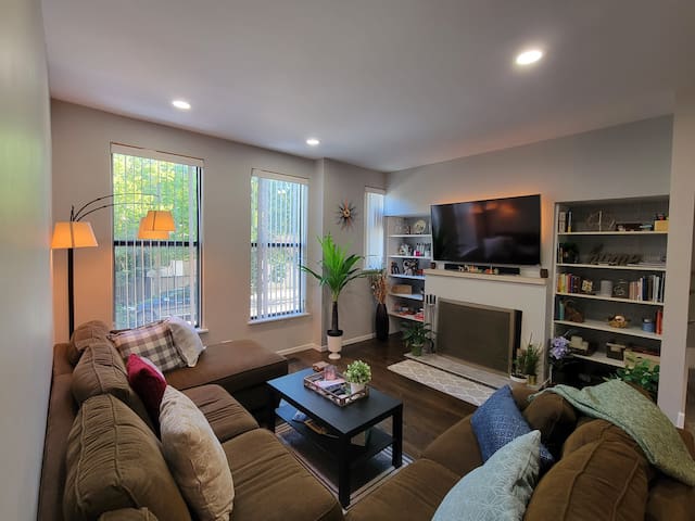 Amazing Townhome 3/2, Lincoln Park, Entire home!