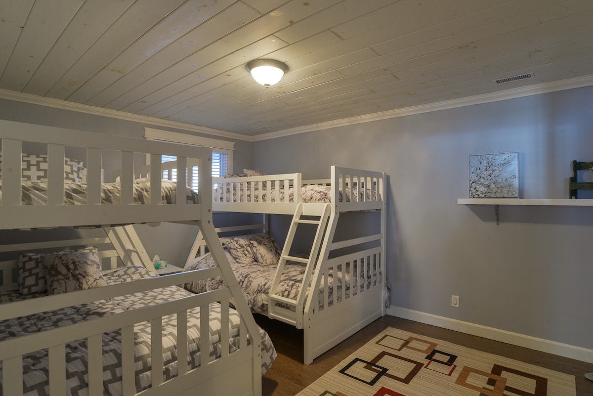 Tercer dormitorio inferior con dos literas y colchón nuevos, tamaño completo en la parte inferior y dos camas individuales en la parte superior. 