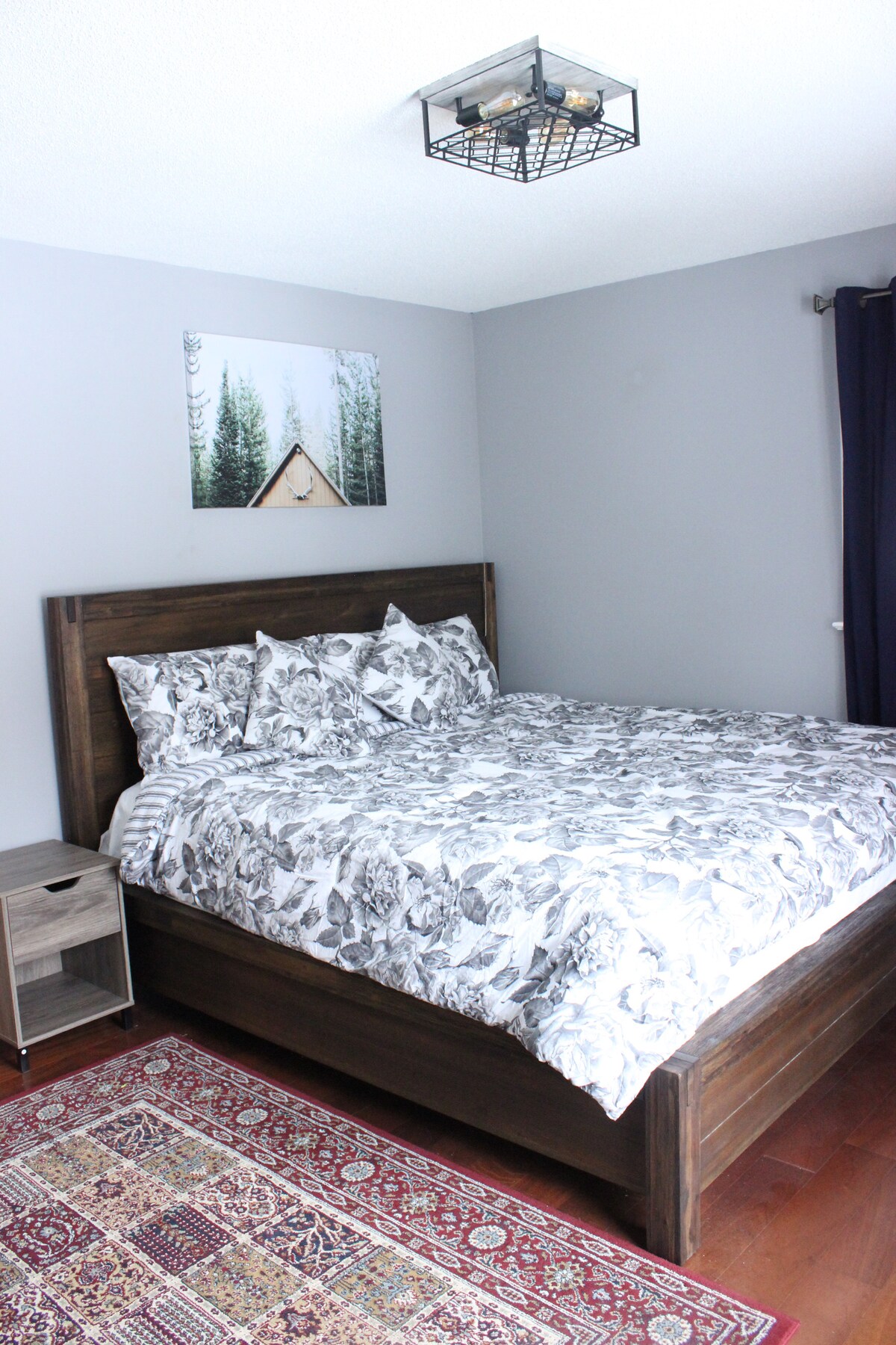 Segundo dormitorio en el piso principal con cama tamaño king y colchón nuevos. 