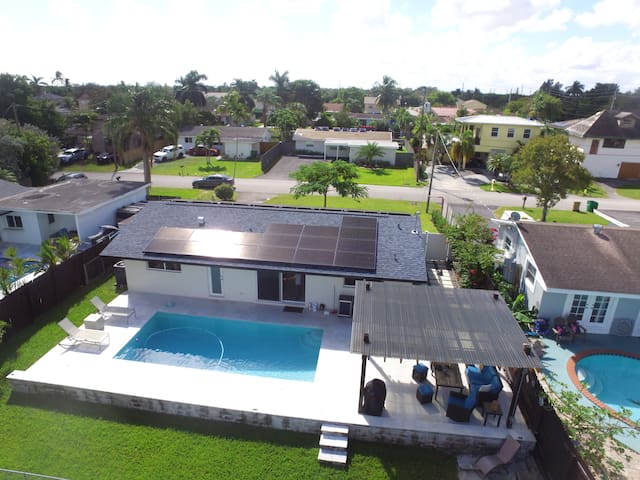 Modern pool home on lake near Hardrock FLL airport
