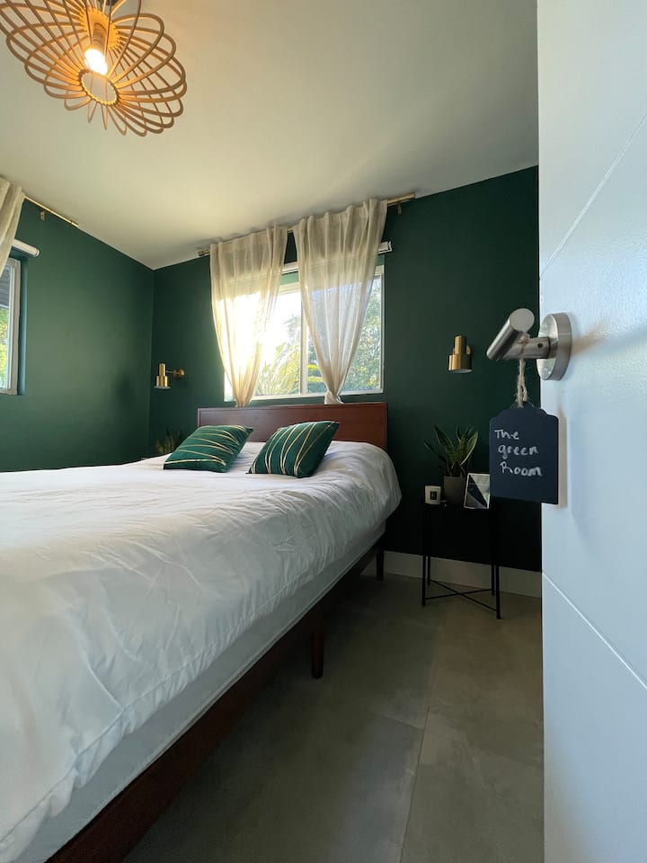 بينما تنظر إلى حمام السباحة والبحيرة ، تمنحك الغرفة الخضراء شعورًا بالسلام! 