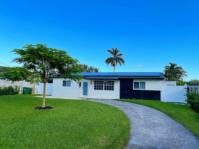 Modern pool home on lake near Hardrock FLL airport gallery image 3