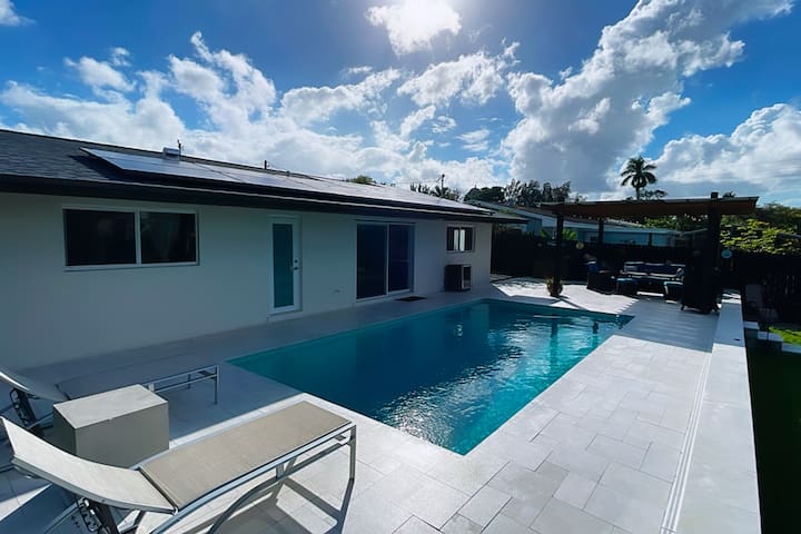 Modern pool home on lake near Hardrock FLL airport gallery image 4