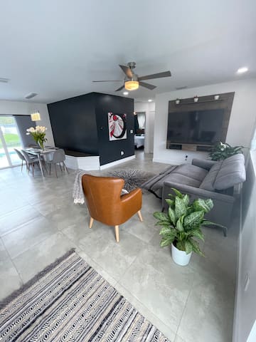 Modern pool home on lake near Hardrock FLL airport gallery image 5