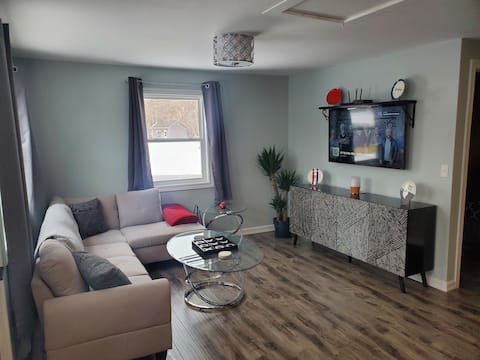 Gorgeous 2 Bdrm, 2 Bath unit with 5 appliances!