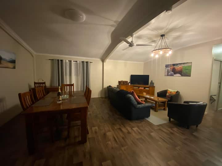 Spacieux longe et salle à manger. 