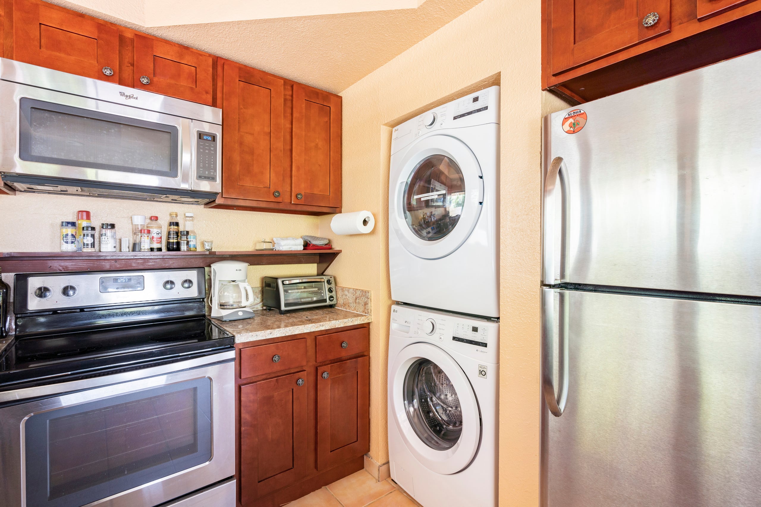Top floor, King bed, full kitchen, A/C & pool - Photo 7