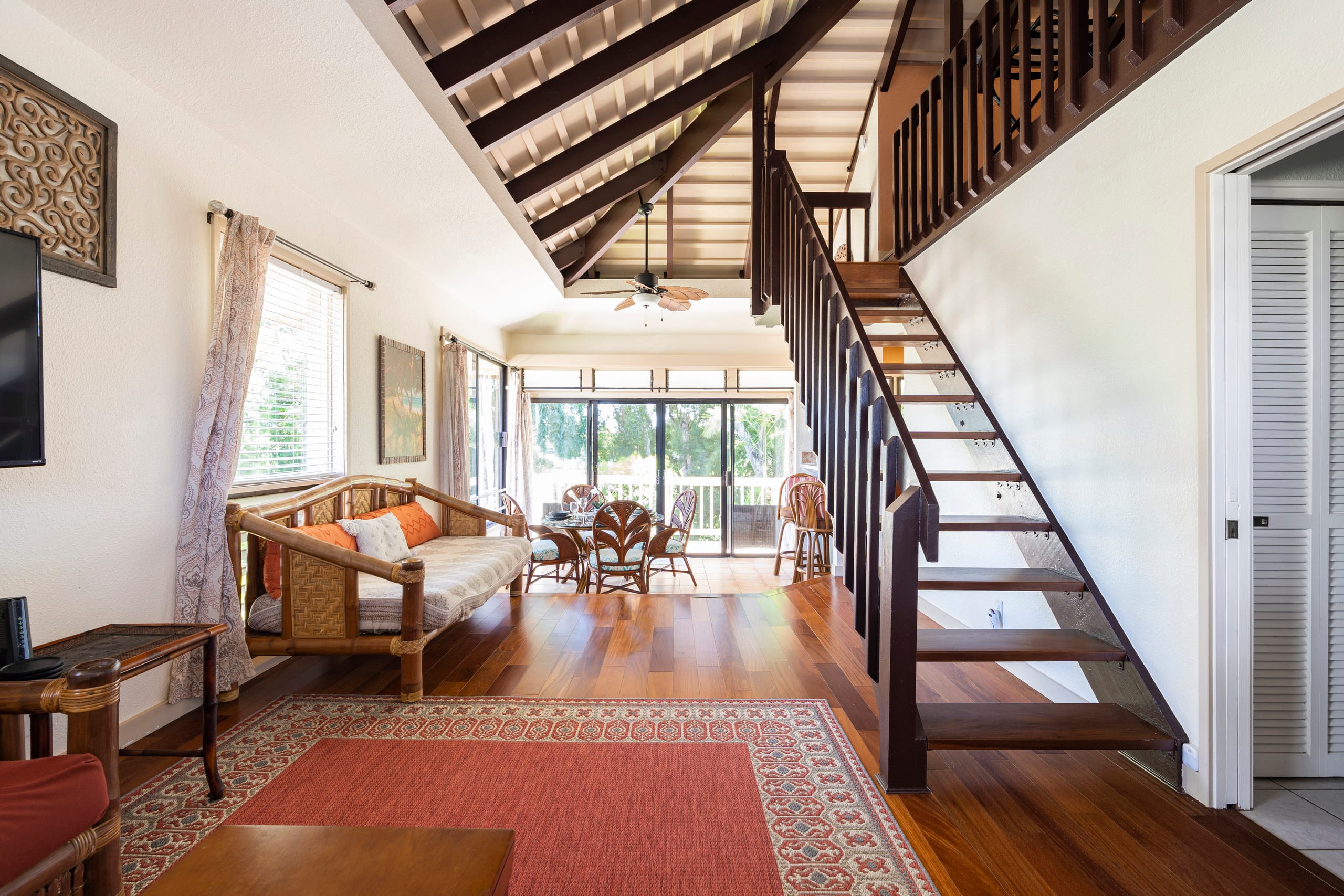 Top floor, King bed, full kitchen, A/C & pool - Photo 3