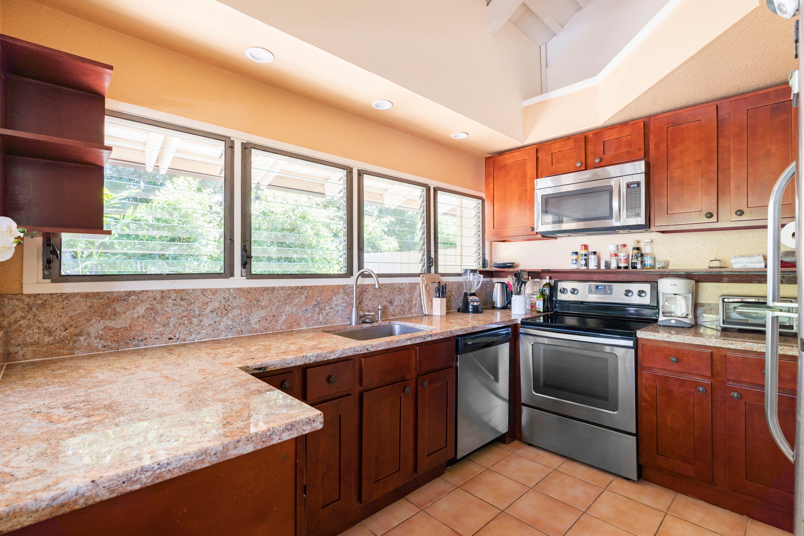 Top floor, King bed, full kitchen, A/C & pool - Photo 6