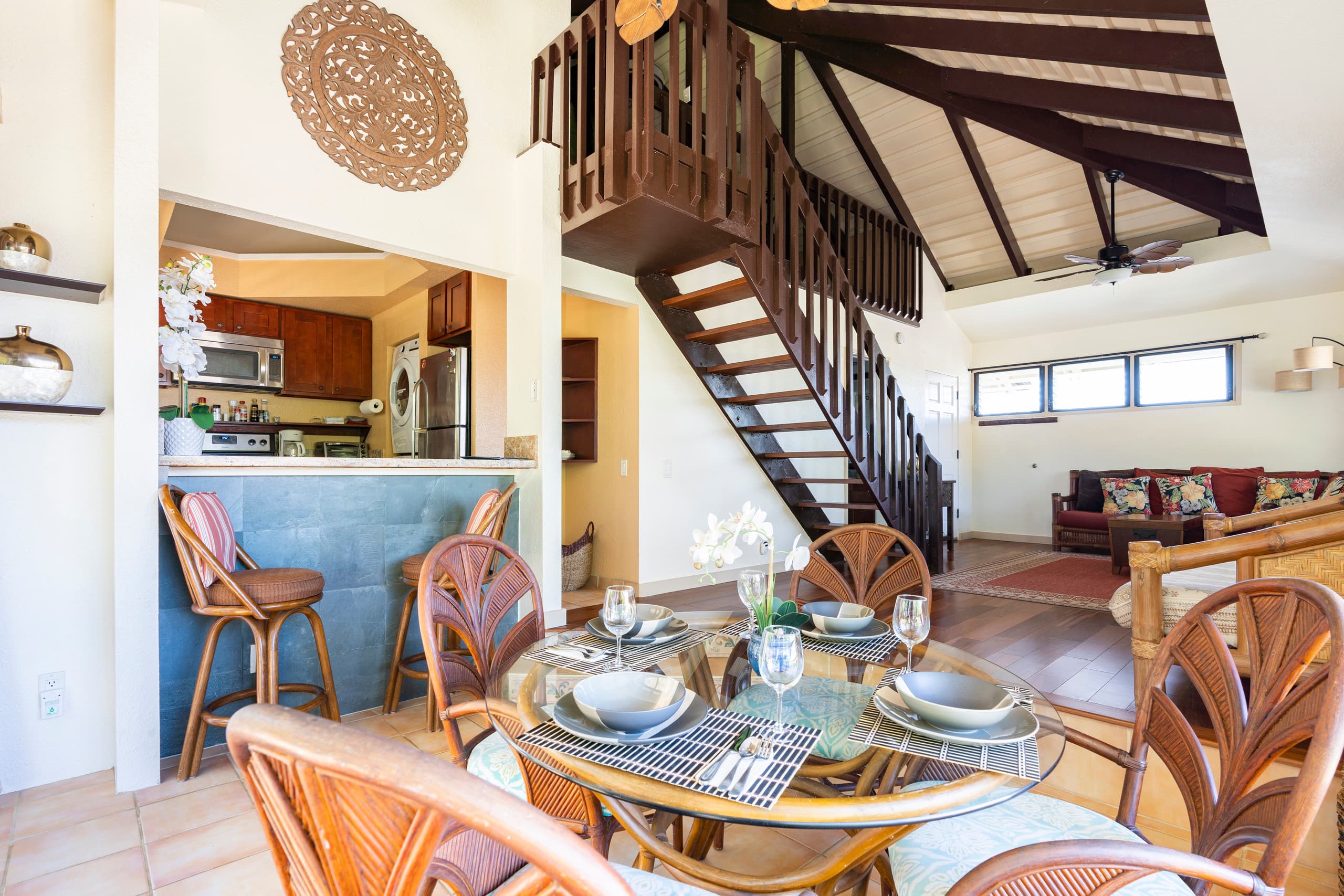 Top floor, King bed, full kitchen, A/C & pool - Photo 9