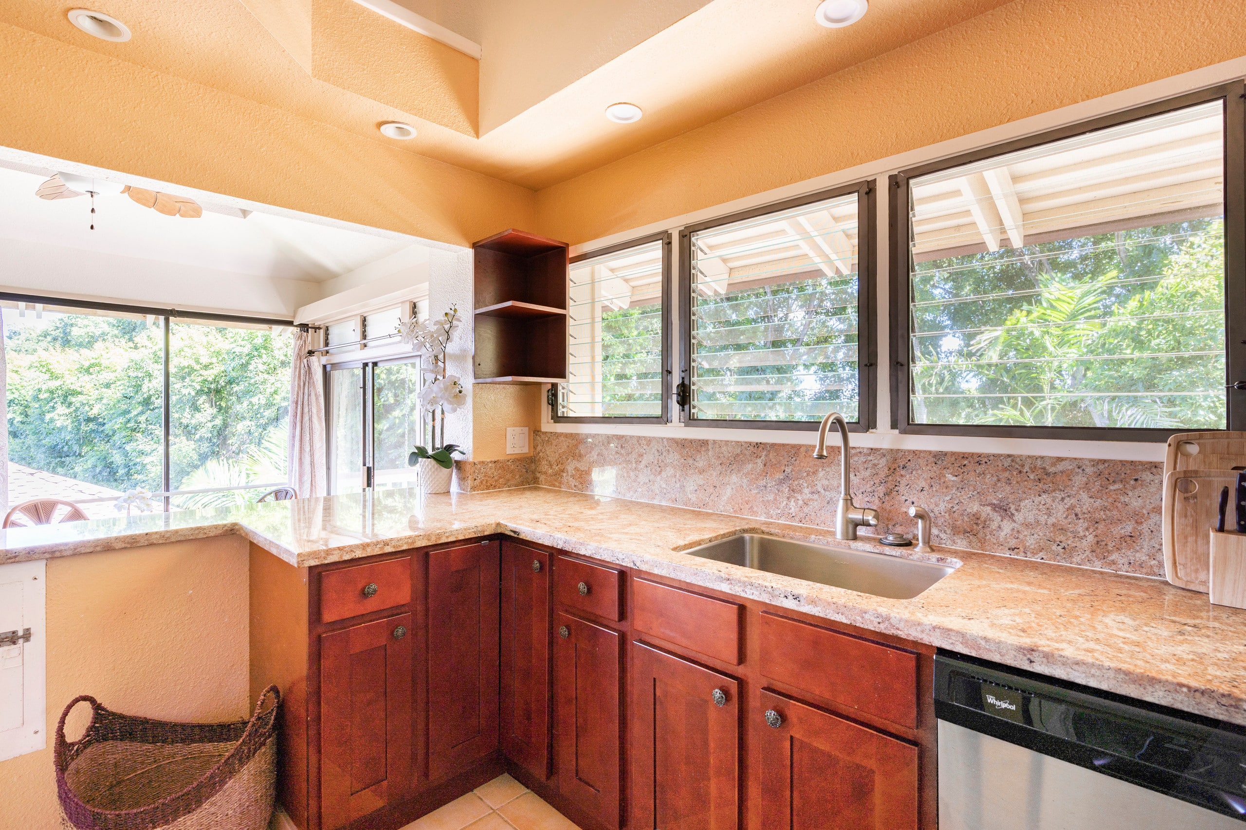 Top floor, King bed, full kitchen, A/C & pool - Photo 8