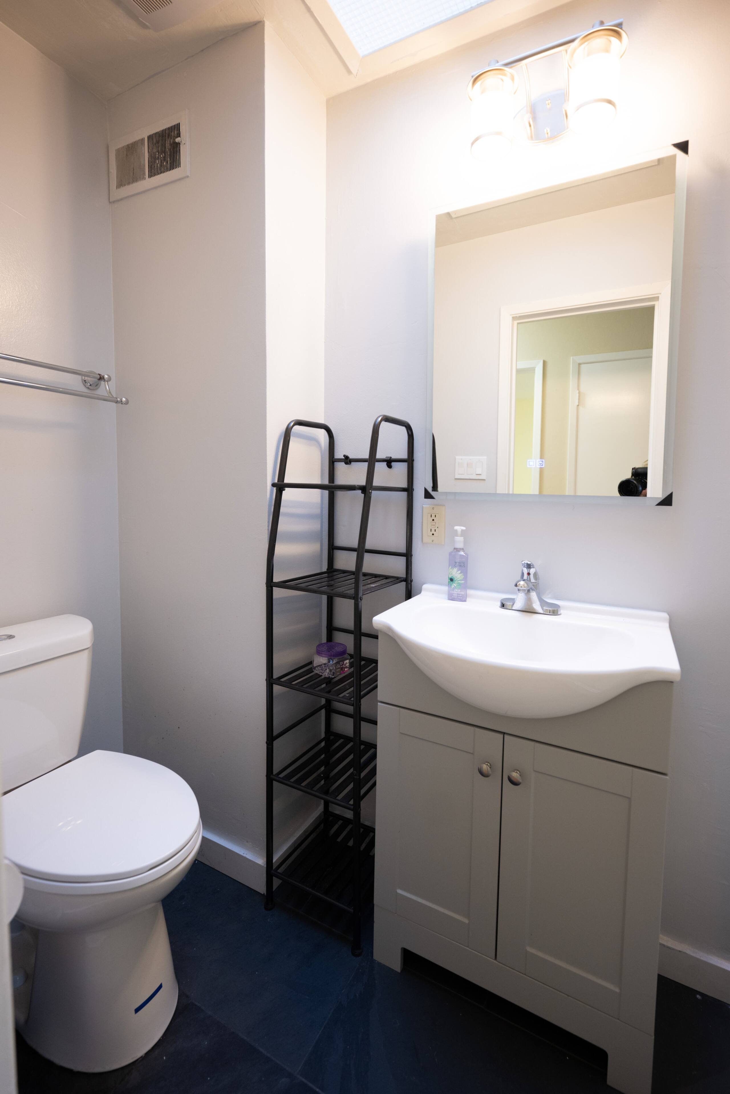 Home in South San Francisco · ★4.79 · 3 bedrooms · 7 beds · 2 private baths - Image 10