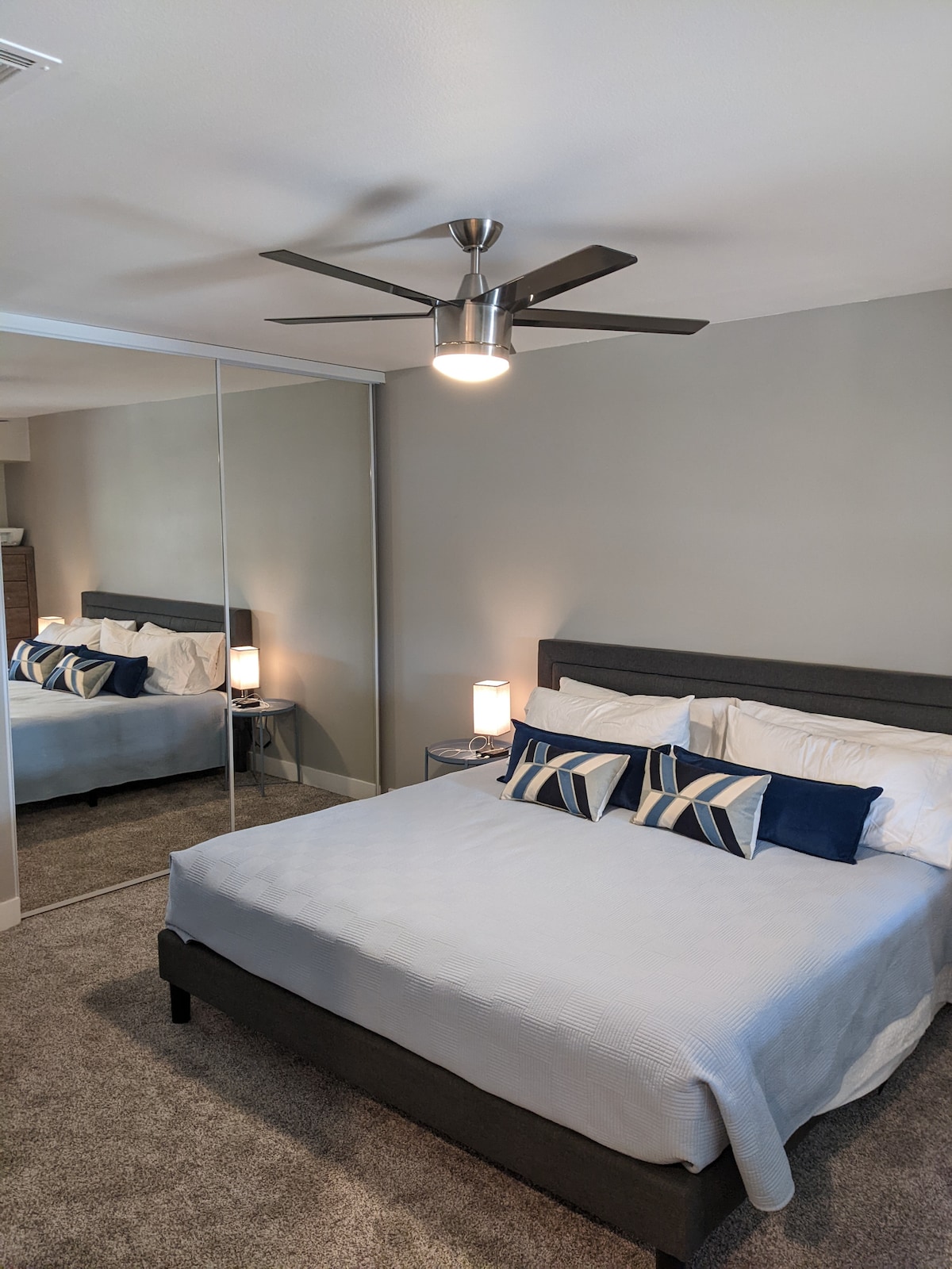 Godoro la sponji lenye starehe sana katika chumba kikuu cha kulala na feni ya dari yenye utulivu