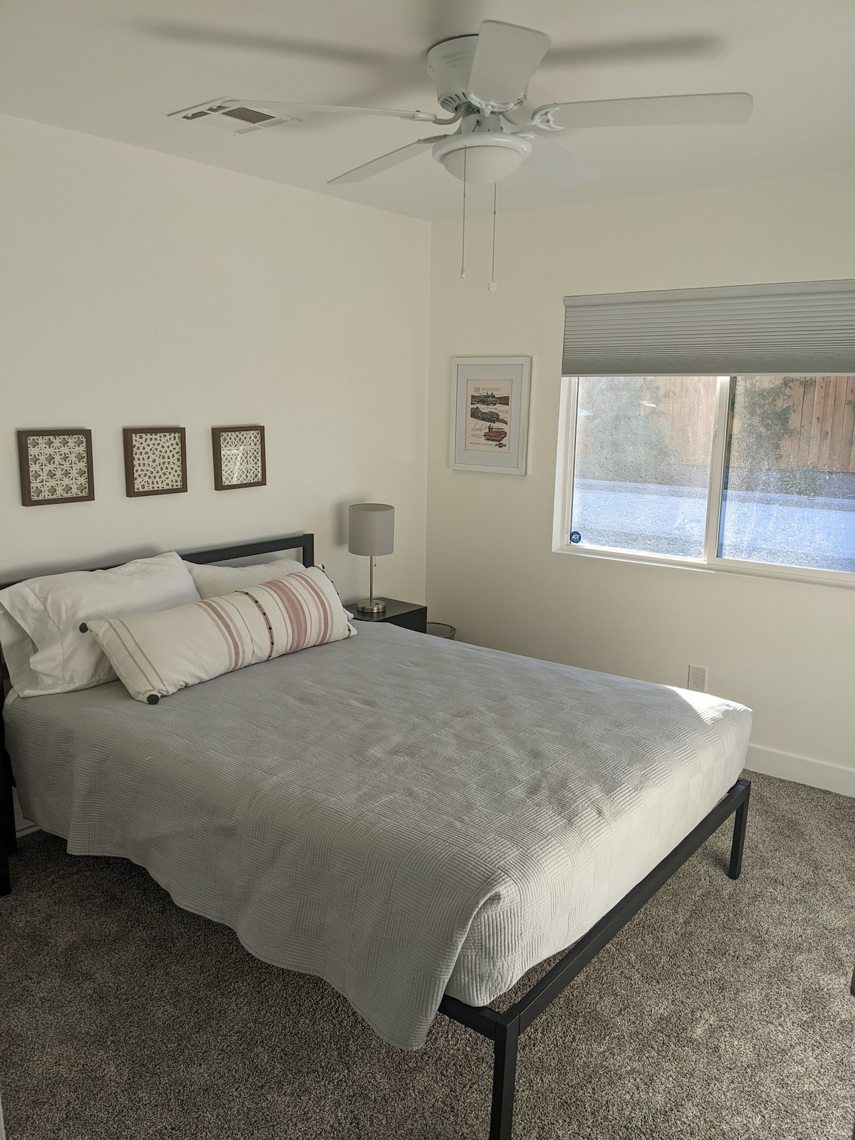 Chumba cha kulala 2 kina kitanda cha malkia kilicho na godoro la sponji la kukumbukwa na mwonekano wa bwawa (vyumba vyote vina vivuli vya kuzuia mwanga kwa siku hizo wakati unalala tu)