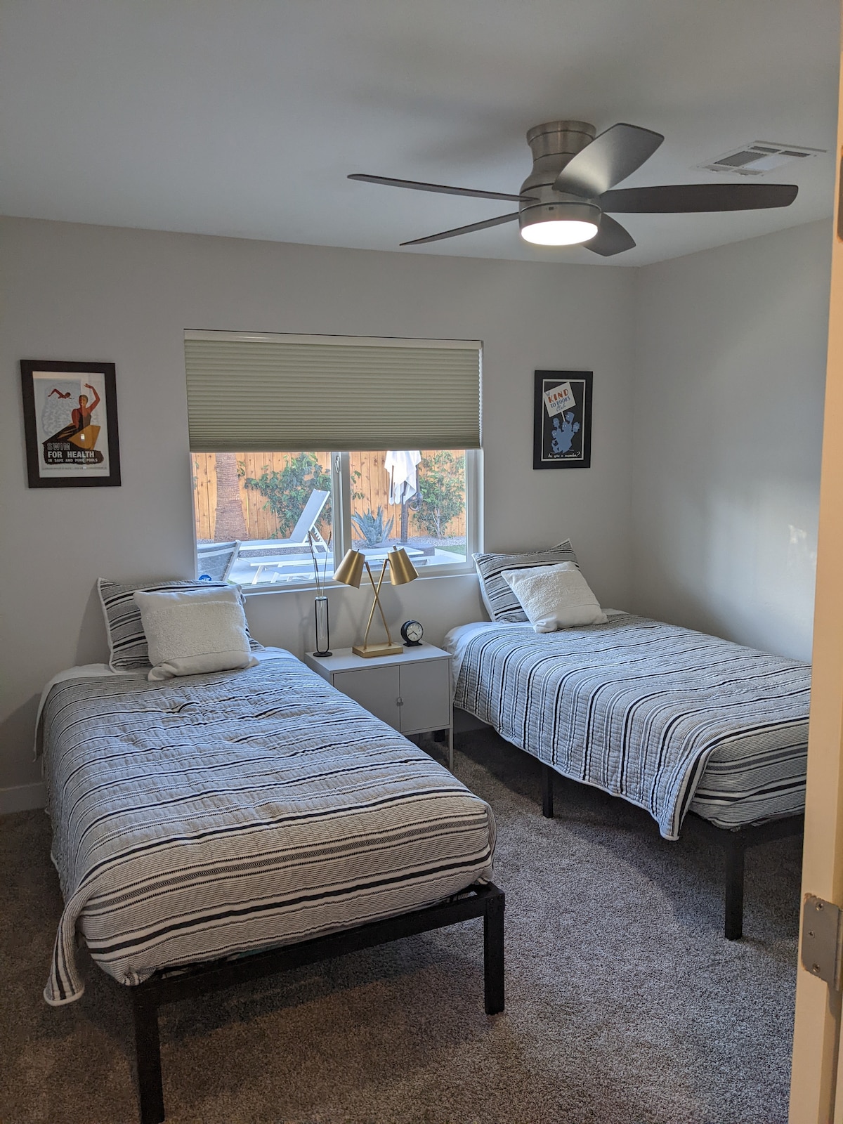 Chumba cha kulala 3 kina vitanda viwili na magodoro ya sponji ya kukumbukwa na mwonekano wa bwawa - feni ya dari katika kila chumba