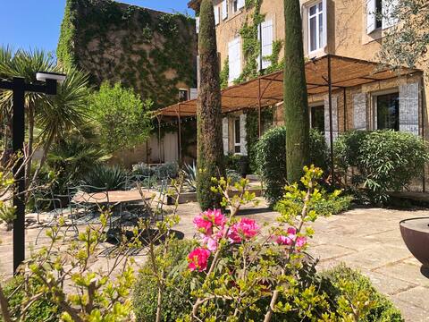 Mas Provençal with swimming pool 15' from Avignon