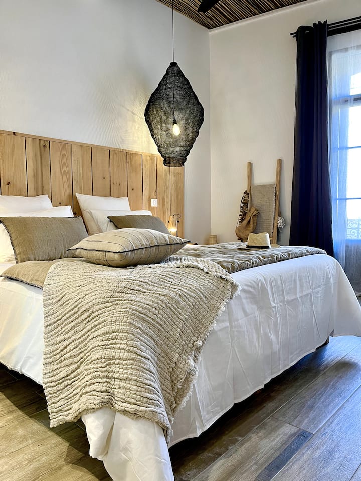 S: Valmy suite, ბოჰემური და დახვეწილი სულისკვეთებით, იტევს 4 ადამიანს სრული სიმშვიდით 2 სრულიად ცალკე ორადგილიან საძინებელში.