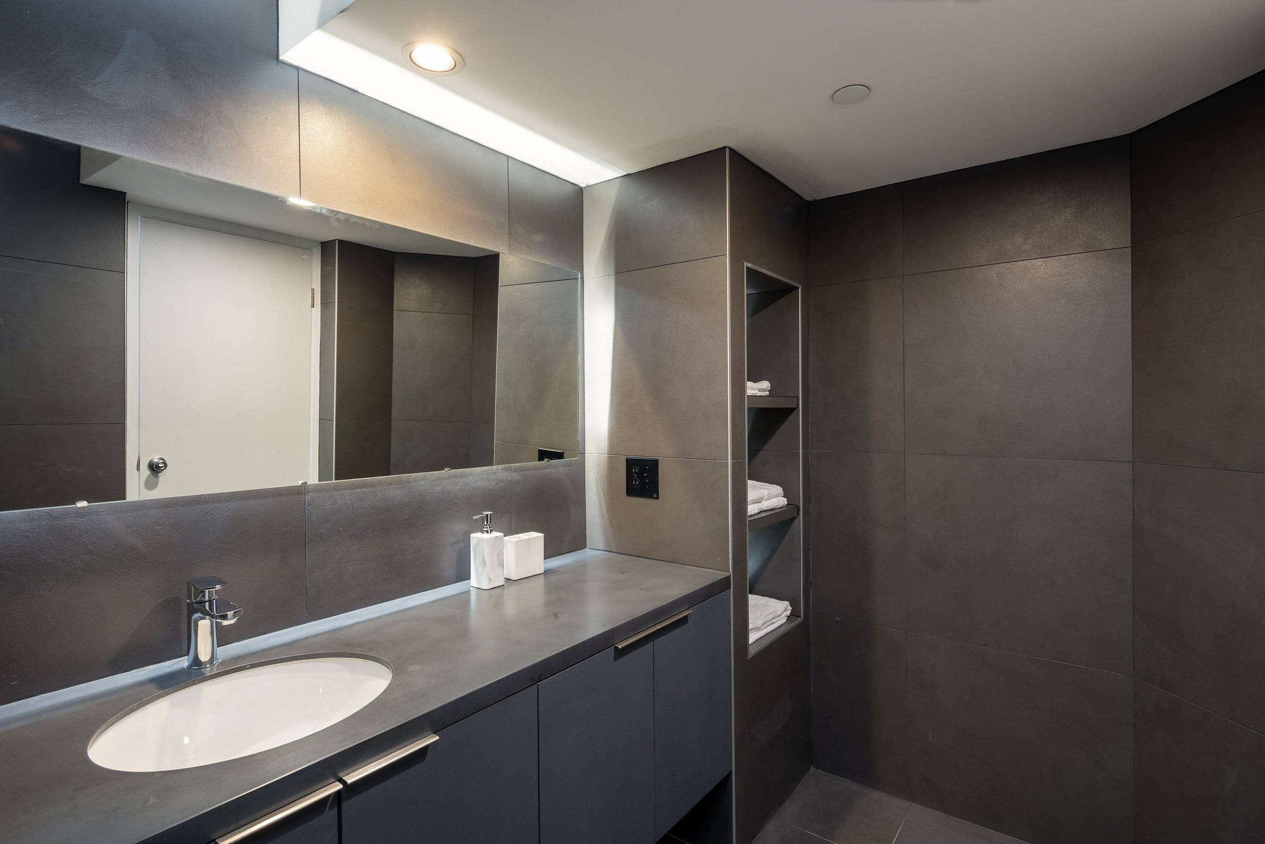 New Modern Gorgeous Views Full Kitchen Waikiki - Image 5