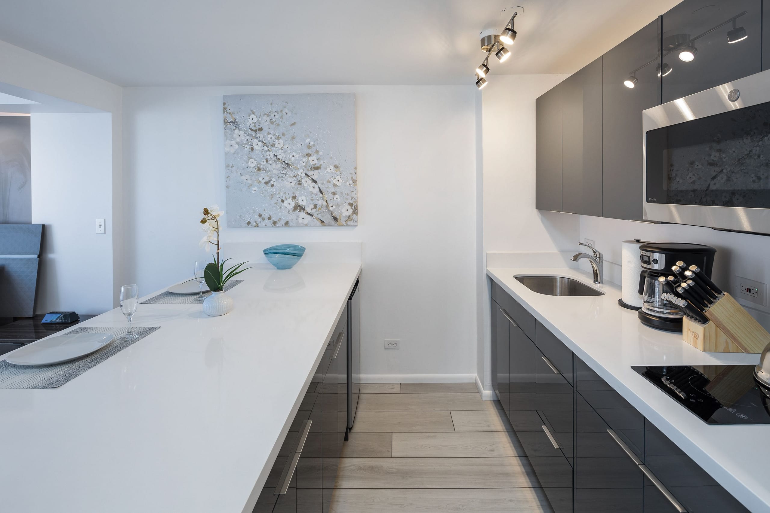 New Modern Gorgeous Views Full Kitchen Waikiki - Image 11