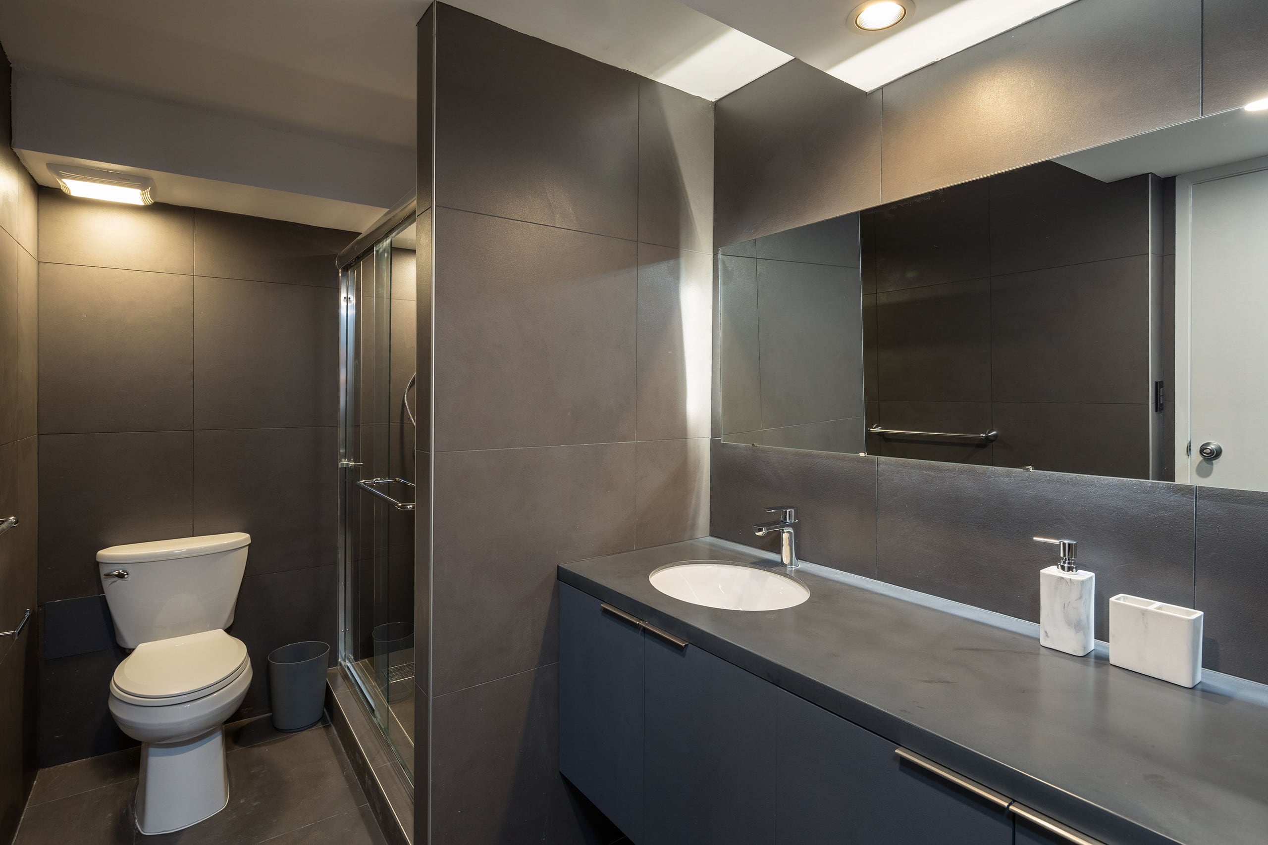 New Modern Gorgeous Views Full Kitchen Waikiki - Image 4