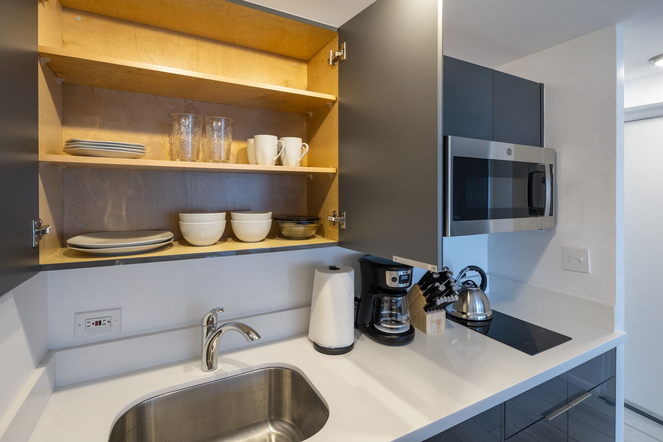 New Modern Gorgeous Views Full Kitchen Waikiki - Image 9