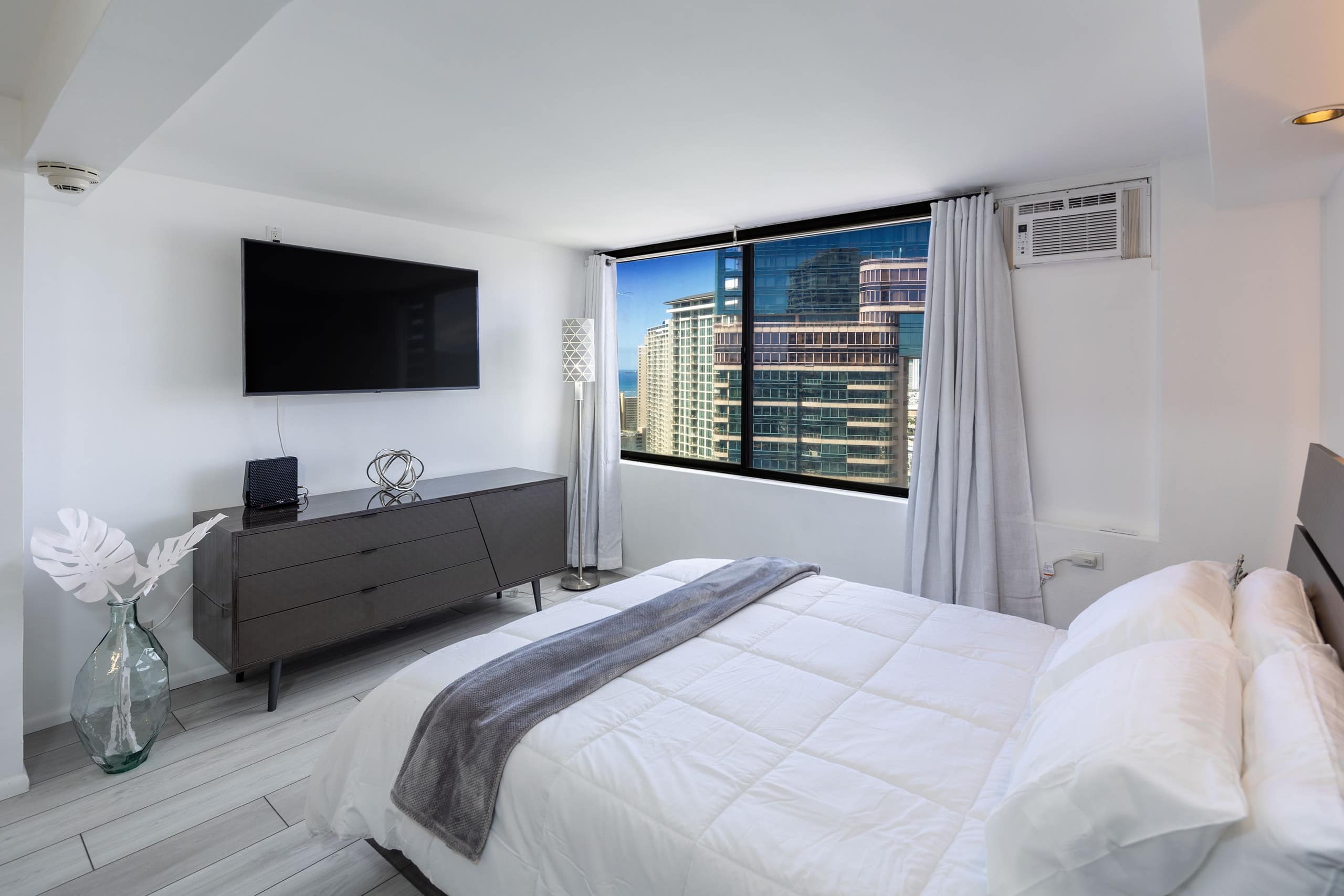 New Modern Gorgeous Views Full Kitchen Waikiki - Image 8