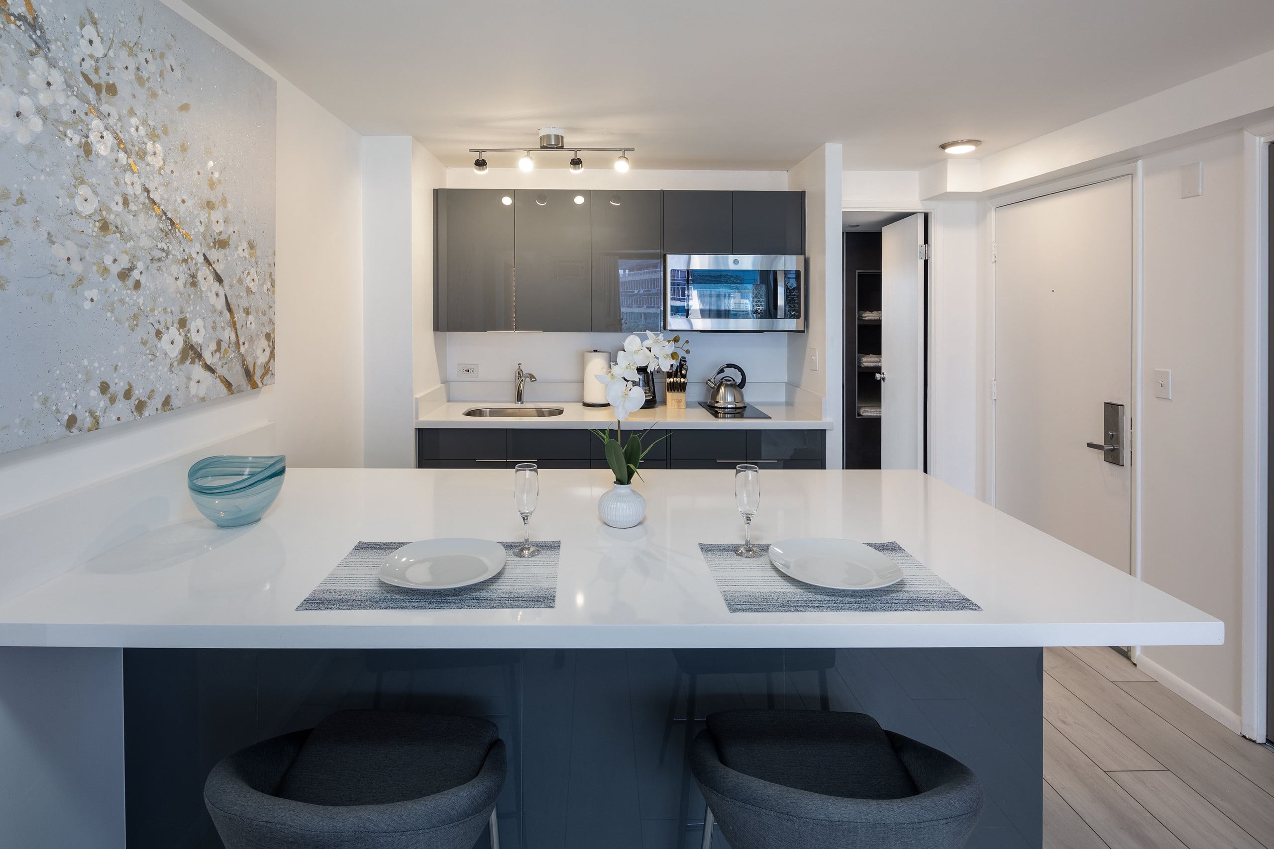 New Modern Gorgeous Views Full Kitchen Waikiki - Image 6