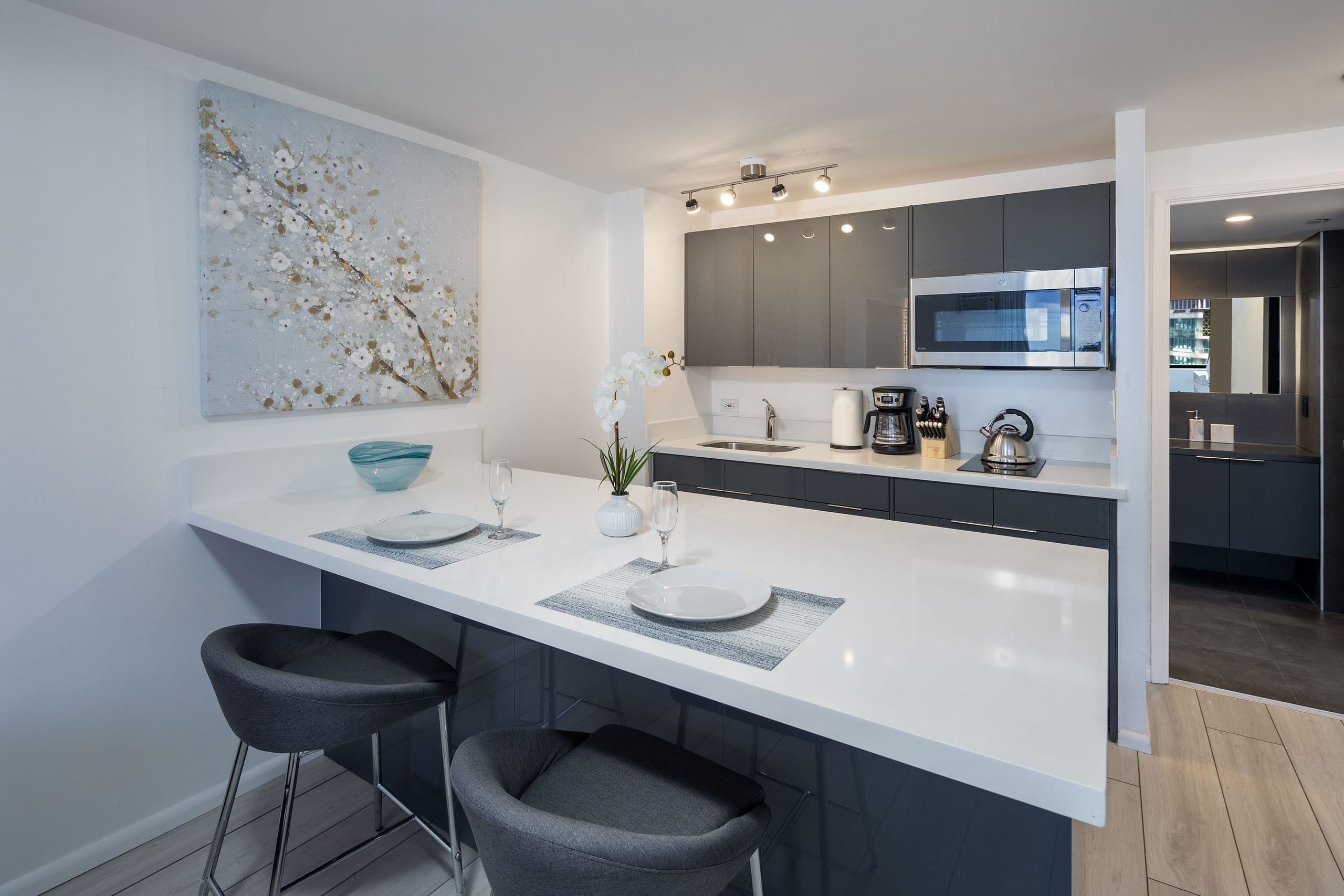 New Modern Gorgeous Views Full Kitchen Waikiki - Image 3