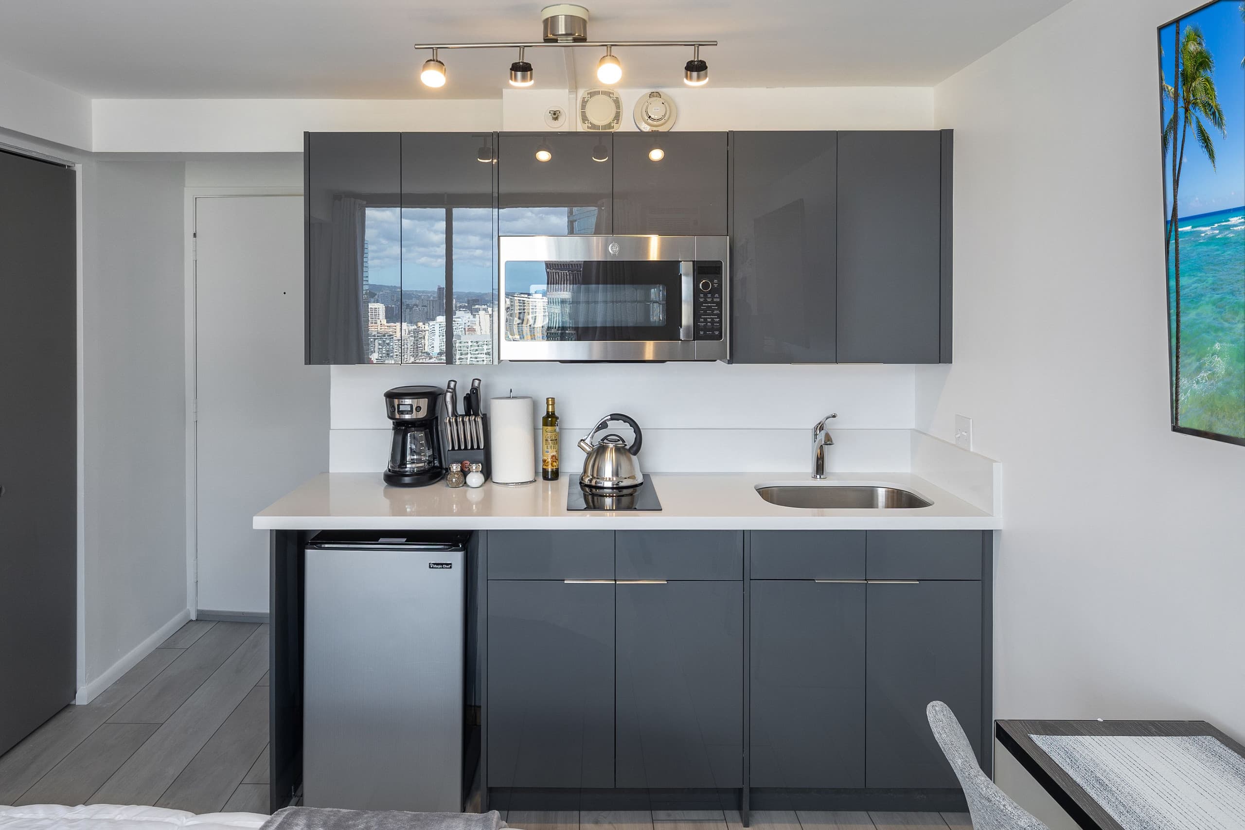 Renovated Modern Design Waikiki Condo Nice Views - Image 4