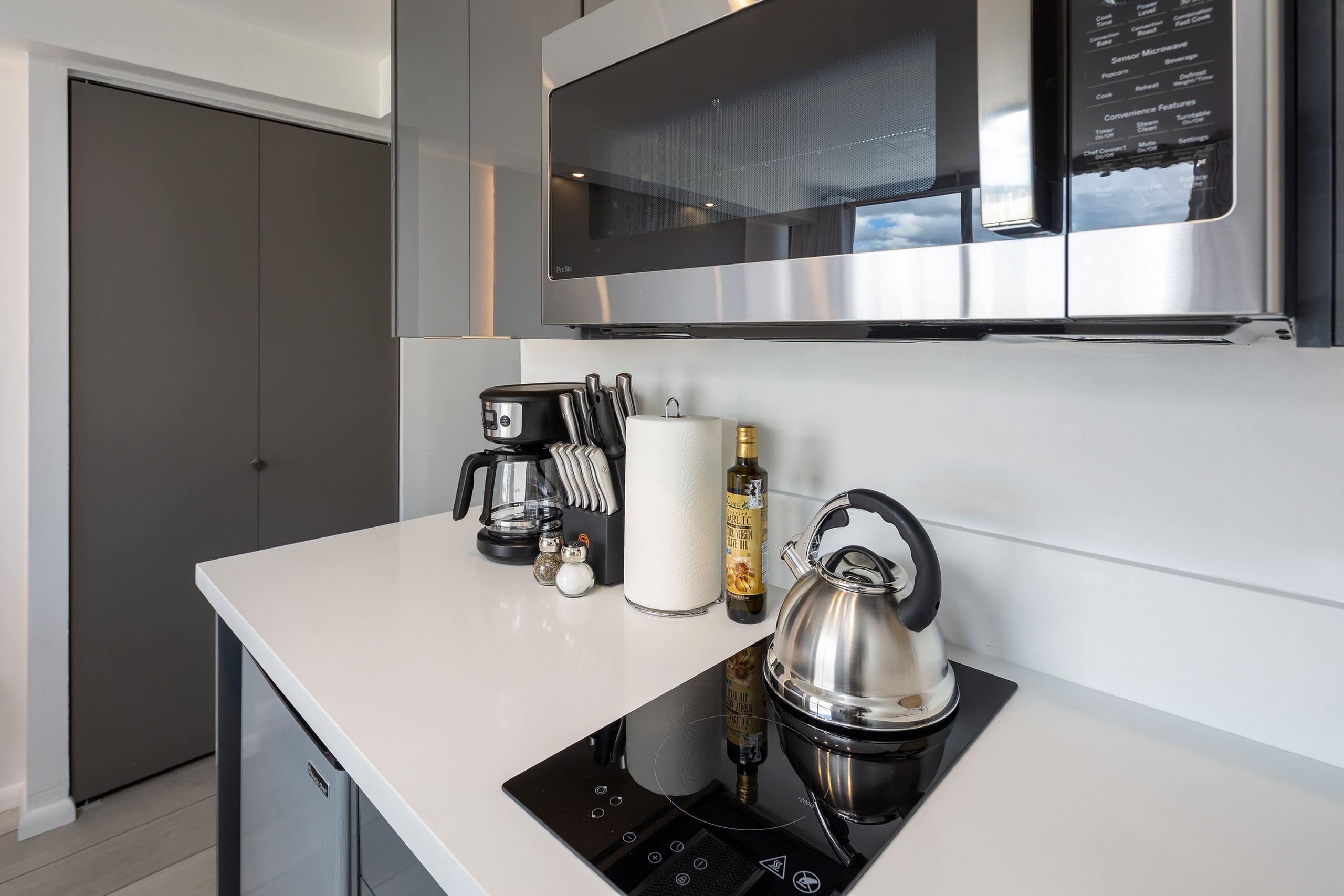 Renovated Modern Design Waikiki Condo Nice Views - Image 11
