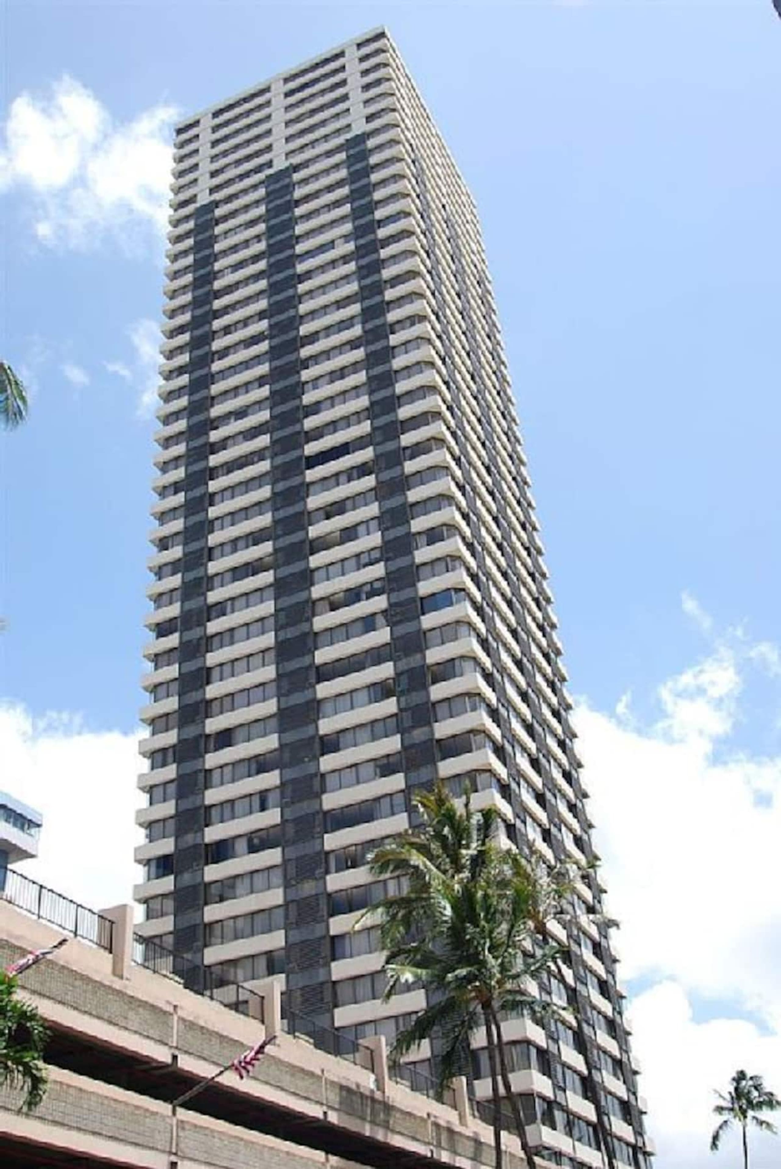 Renovated Modern Design Waikiki Condo Nice Views - Image 18