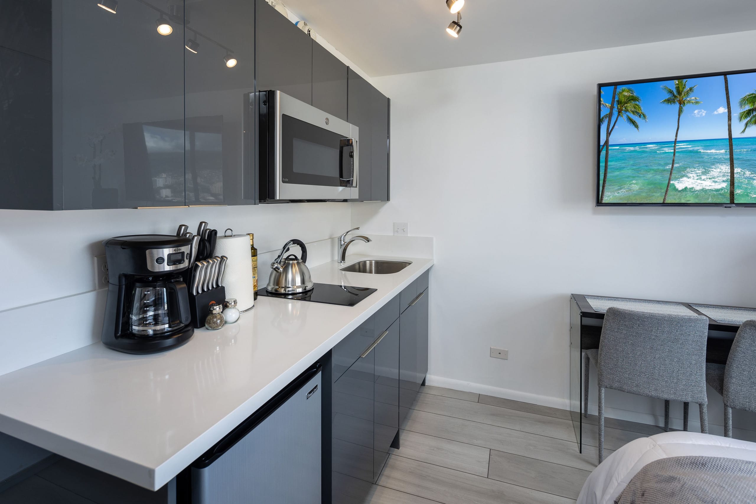 Renovated Modern Design Waikiki Condo Nice Views - Image 12