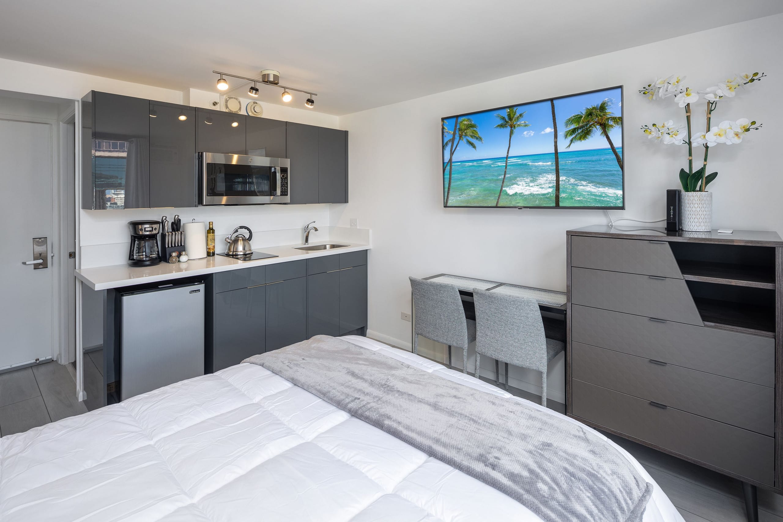 Renovated Modern Design Waikiki Condo Nice Views - Image 3