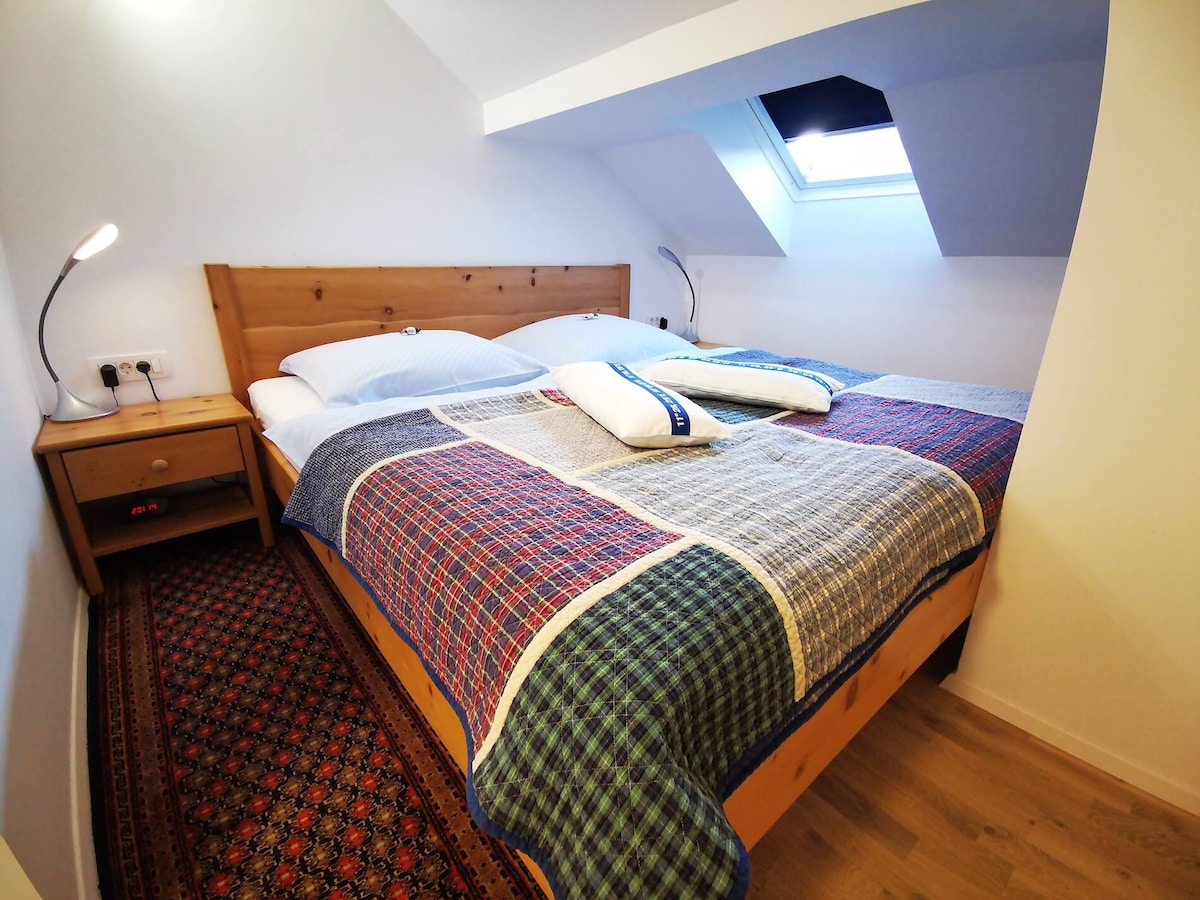 ห้องนอนพร้อมเตียงคู่