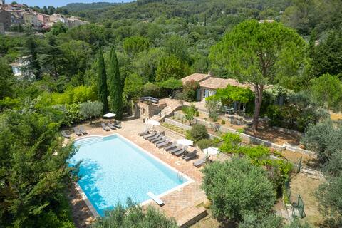 Provencal estate with 2 tennis courts, volleyball, pool